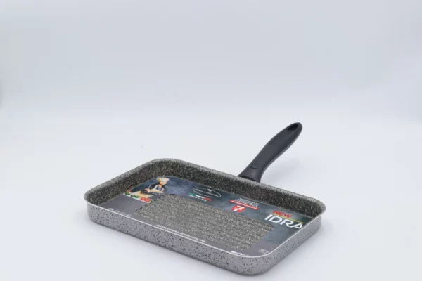 La bistecchiera Linea New Idra di House Collection è perfetta per grigliare in modo sano e gustoso. Dotata di rivestimento antiaderente, righe in rilievo e manici ergonomici, compatibile con ogni piano cottura.